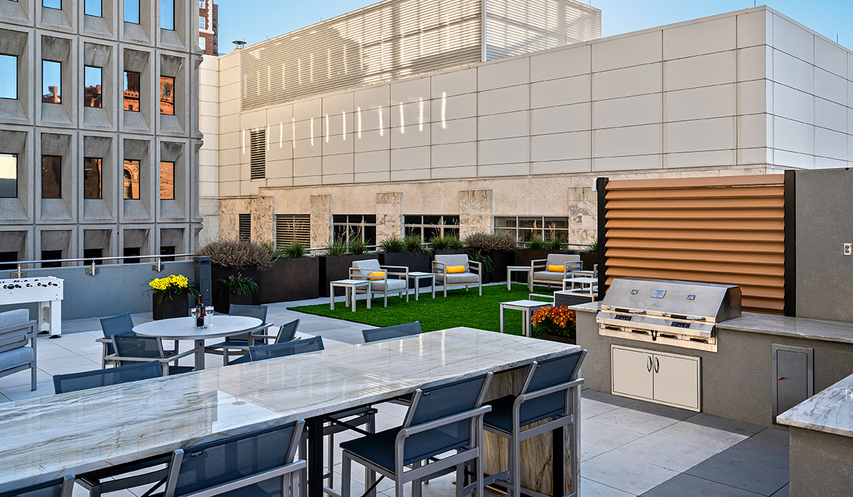 10 Main Center Roof Deck: Kansas City, Missouri - NSPJ Architects